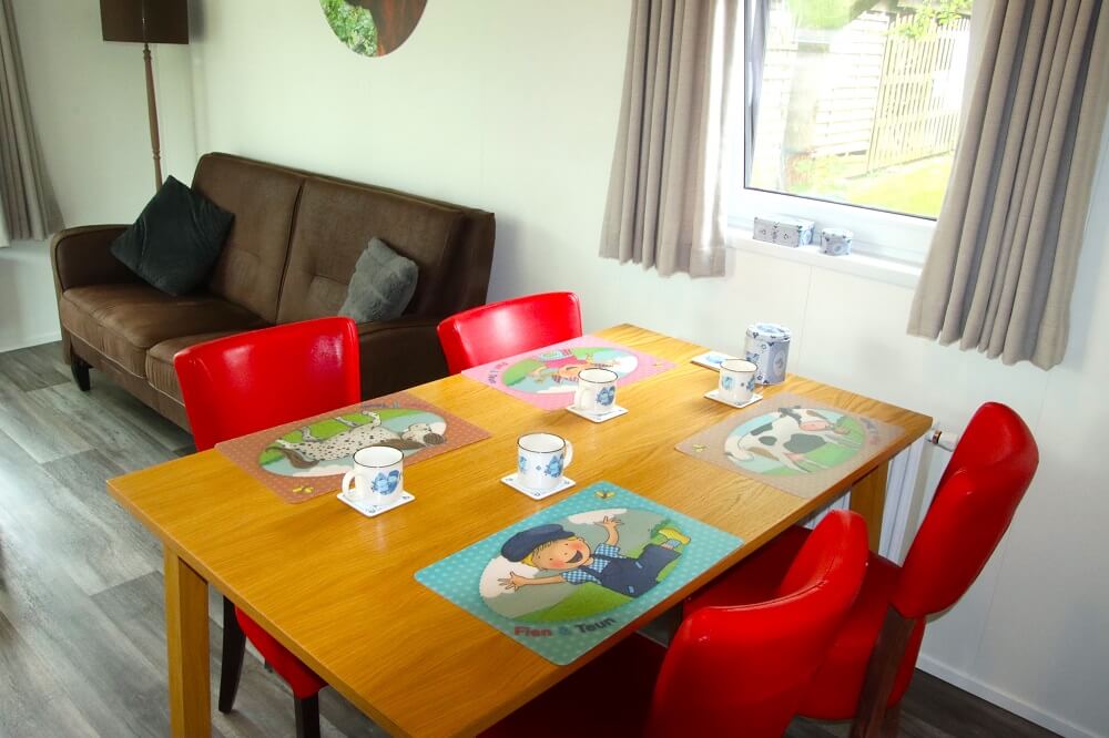 Eethoek, met Fien en Teun attributen welke u in de keuken kan vinden.